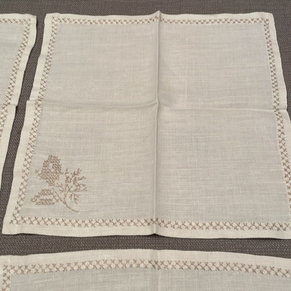 Vintage Set of 4 Linen Napkins with Cross Stitch Accents 14x14 - Picture 7 of 8